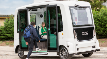 Der EasyMile EZ10, ein autonom fahrender Kleinbus mit Elektroantrieb (© Easy-Mile 2021)