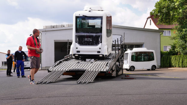 Zwei Kleinbusse vom Typ EasyMile EZ10 wurden am 10. Juli der IOV Omnibusverkehr GmbH Ilmenau übergeben (© ThIMo)